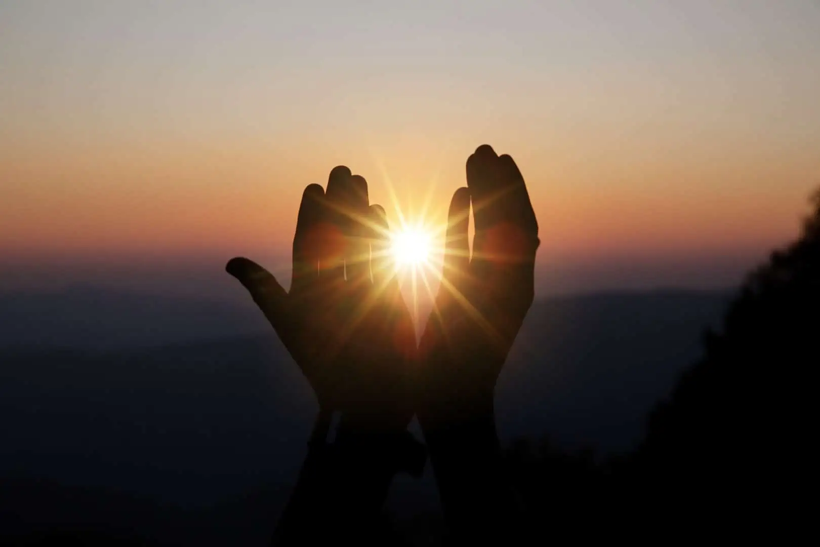 priere-spirituelle-mains-soleil-brille-beau-coucher-soleil-floue
